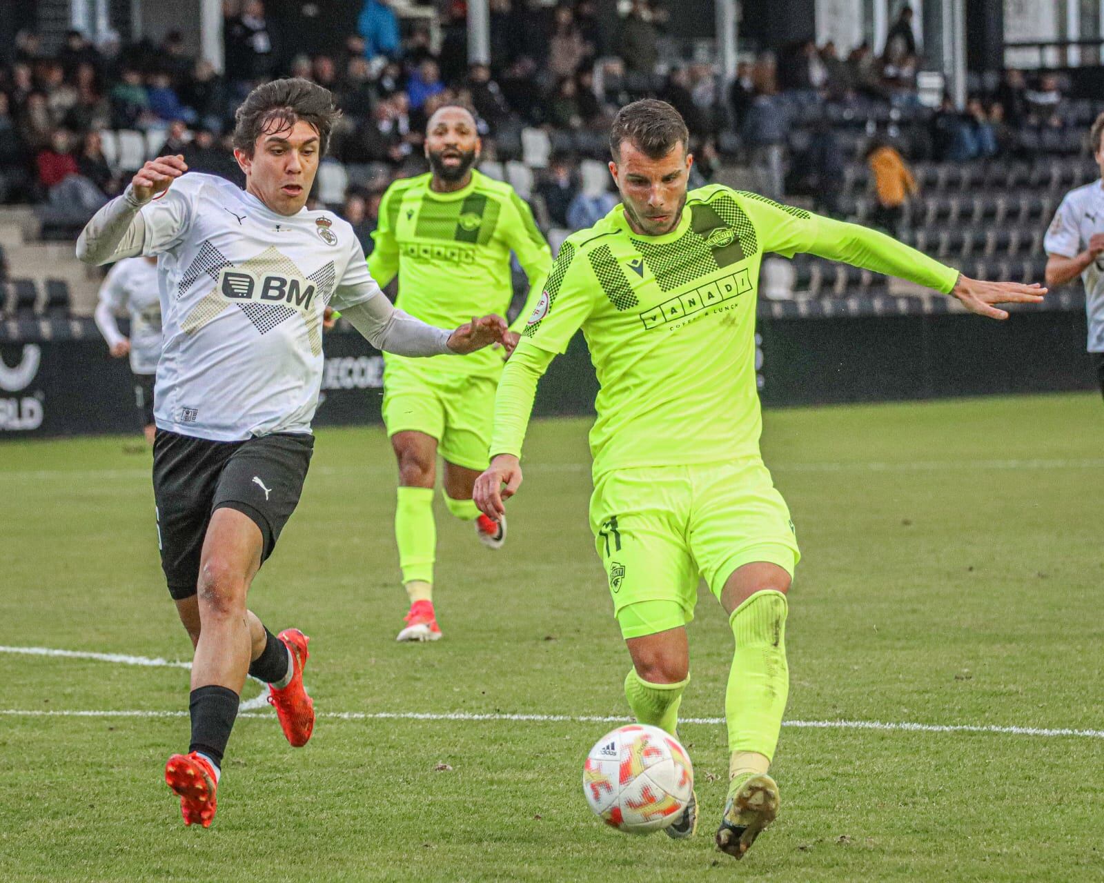 Pol Roigé controla un balón dentro del área del Real Unión de Irún