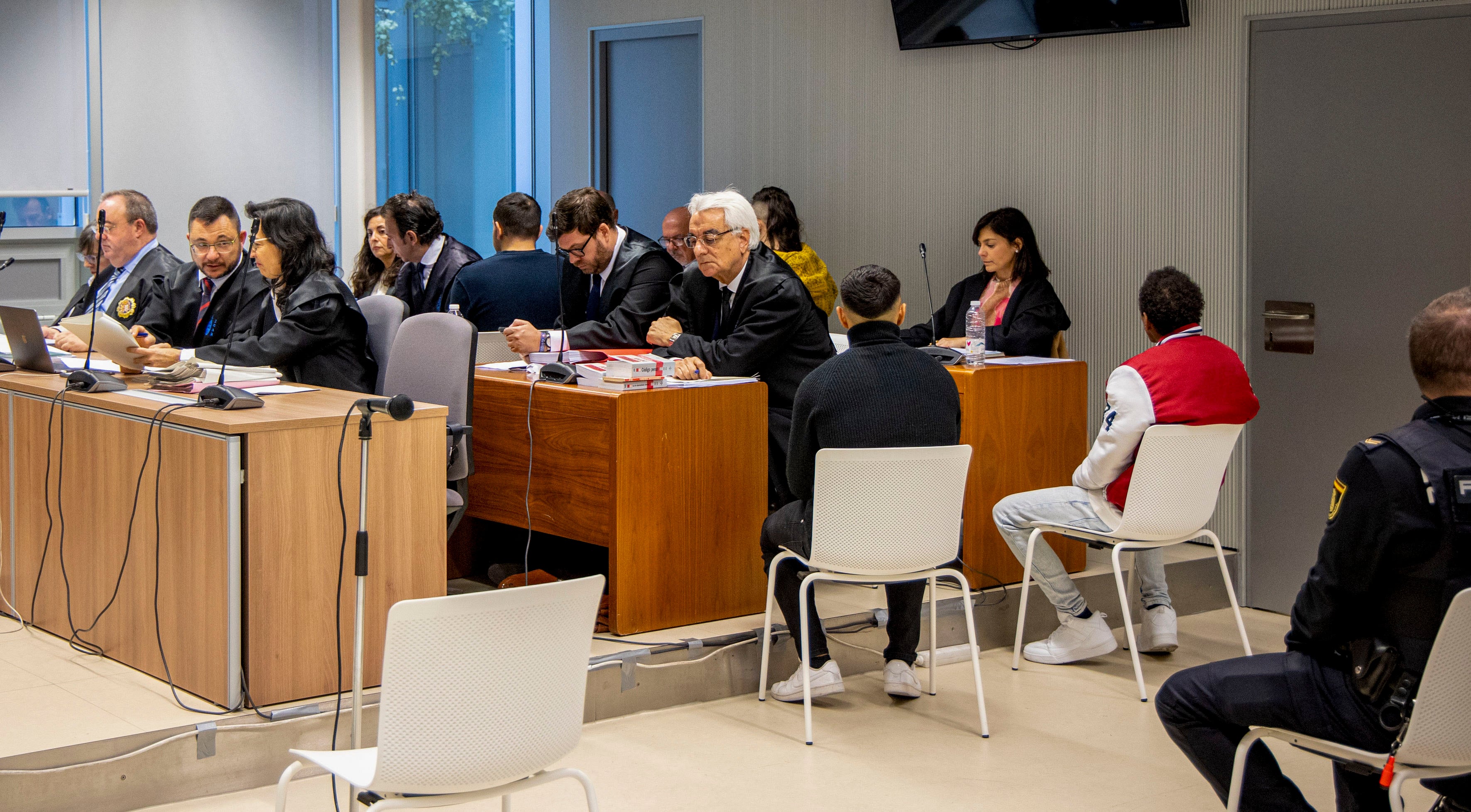 LOGROÑO, 22/11/2023.- Tercera sesión del juicio con jurado contra cuatro jóvenes acusados de ser los presuntos autores, en abril de 2021, del asesinato de un repartidor en Logroño, al que agredieron y dejaron inconsciente a la intemperie durante la noche, este miércoles en el Palacio de Justicia de Logroño. EFE/ Raquel Manzanares