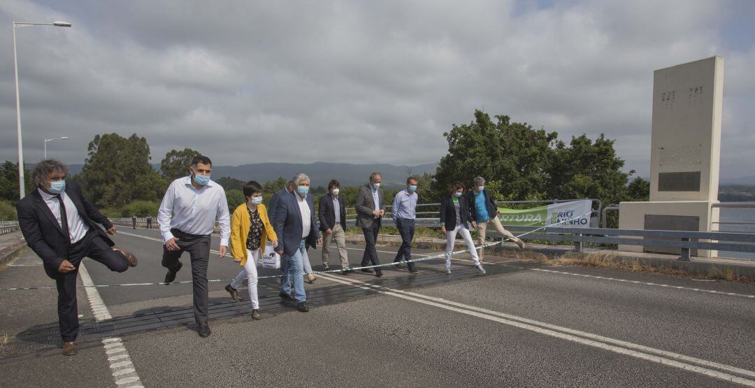 Los alcaldes gallegos de la ribera del Miño junto al diputado provincial Uxío Benítez saltan de forma simbólica la frontera entre Tomiño y Vila Nova de Cerveira.