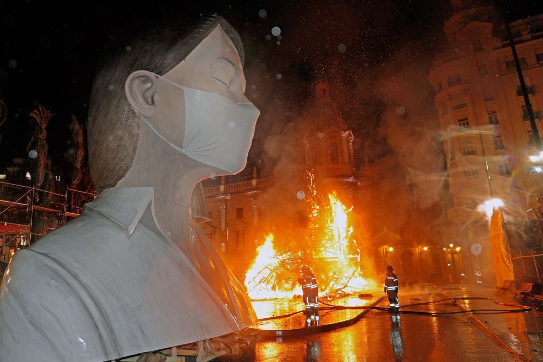 Imagen de archivo del 17 de marzo de 2020 cuando se optó por quemar parte de la falla municipal tras una semana del aplazamiento de las Fallas.