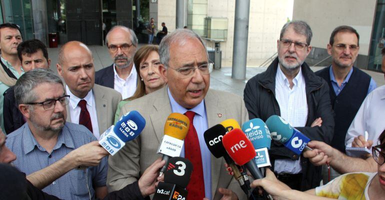 El rector de la UdL, Roberto Fernández, acompanyat per vicerectors i degans de facultat, atenent els mitjans de comunicació