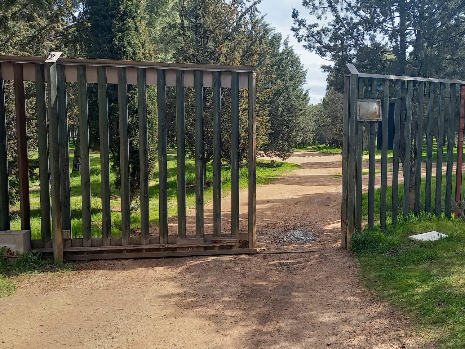 Vecinos de La Mota y Gana Medina piden que se abra por completo la puerta de acceso al Castillo