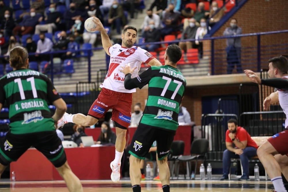 Leo Dutra ejecuta un lanzamiento durante un partido ante Helvetia Anaitasuna / Juanjo Acobi