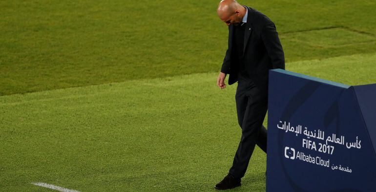 Zidane, cabizbajo tras el descanso en Abu Dabi