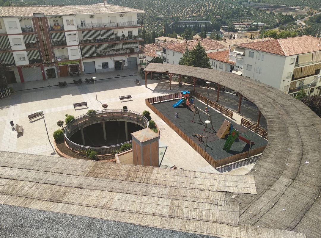 Vista aérea de la plaza de Andalucía y en el centro el anillo del parking público de Cazorla 