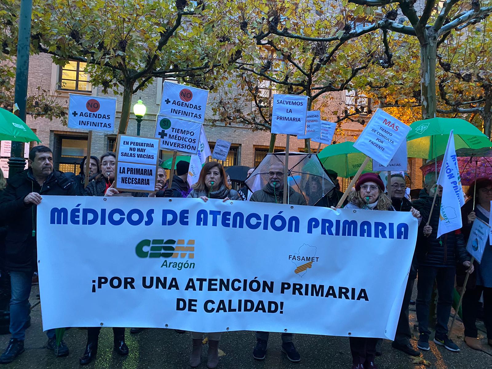 Protesta de los sindicatos de Atención Primaria en Aragón a las puertas de la sede del Ejecutivo autonómico