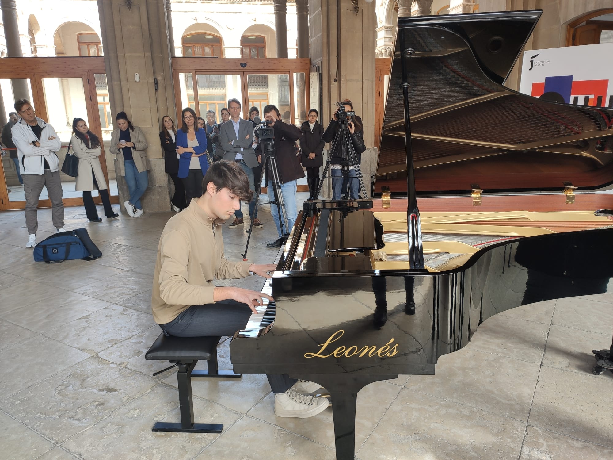 Joven tocando el piano en la Lonja del Palacio Provincial de la Diputación de Jaén