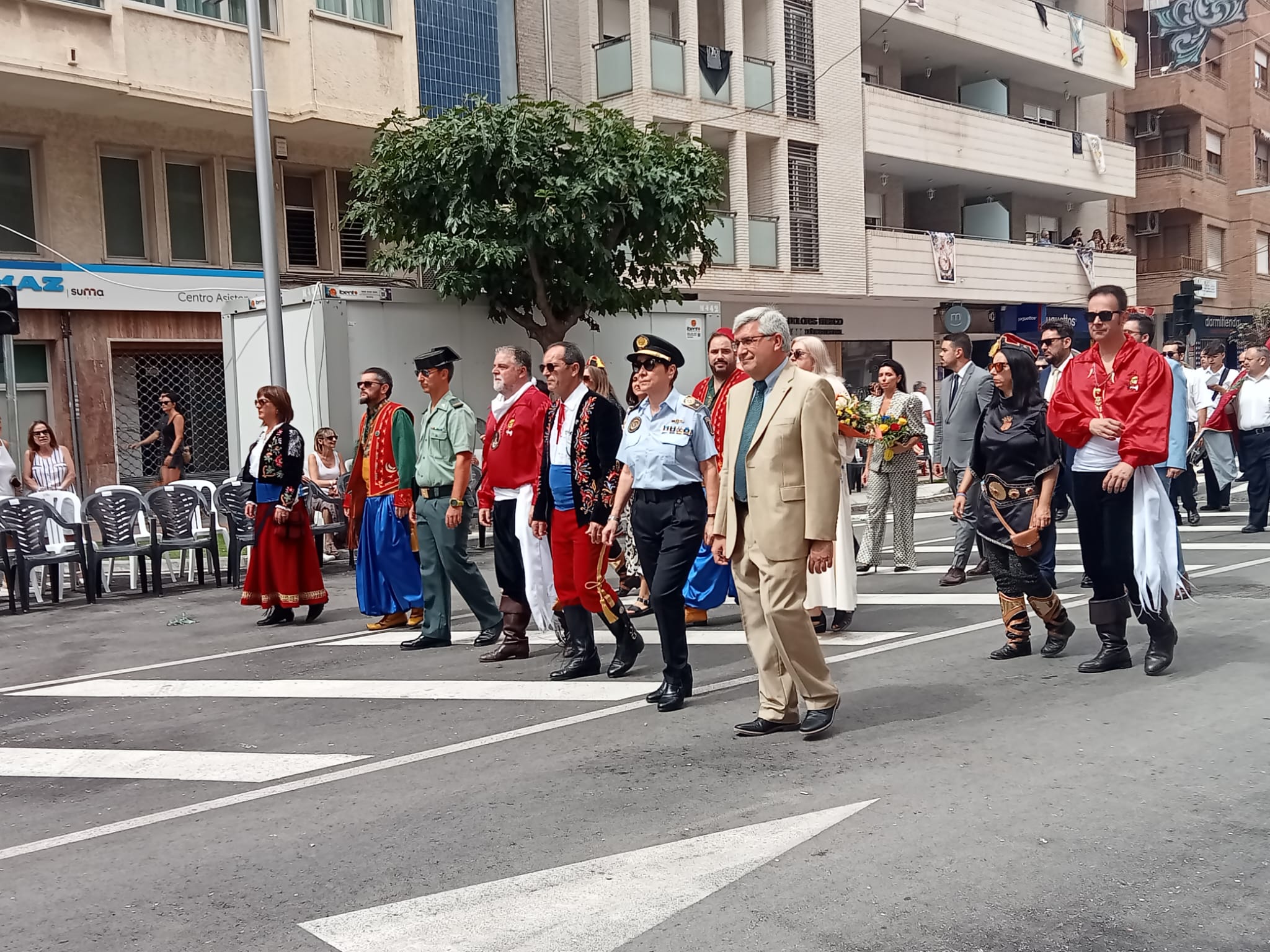 Autoridades y miembros de la policía local y guardia civil