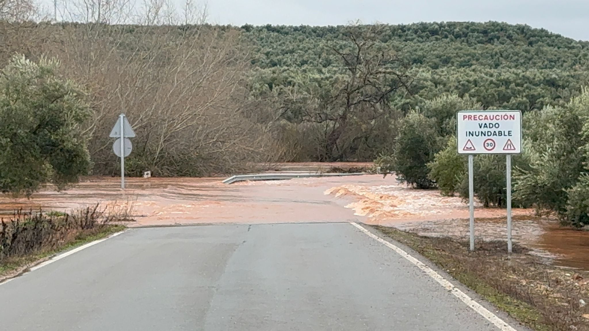 Carretera intransitable a causa del temporal.
