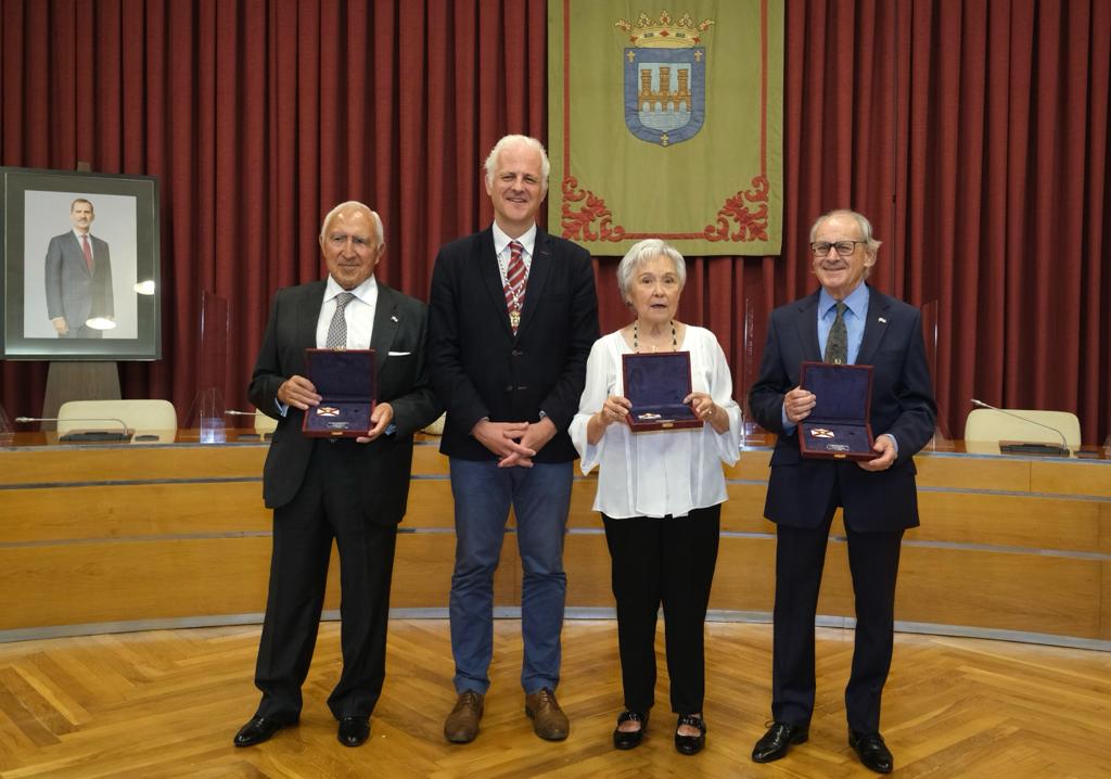 El alcalde de Logroño junto a los galardonados con las Insignias de San Bernabé 2022