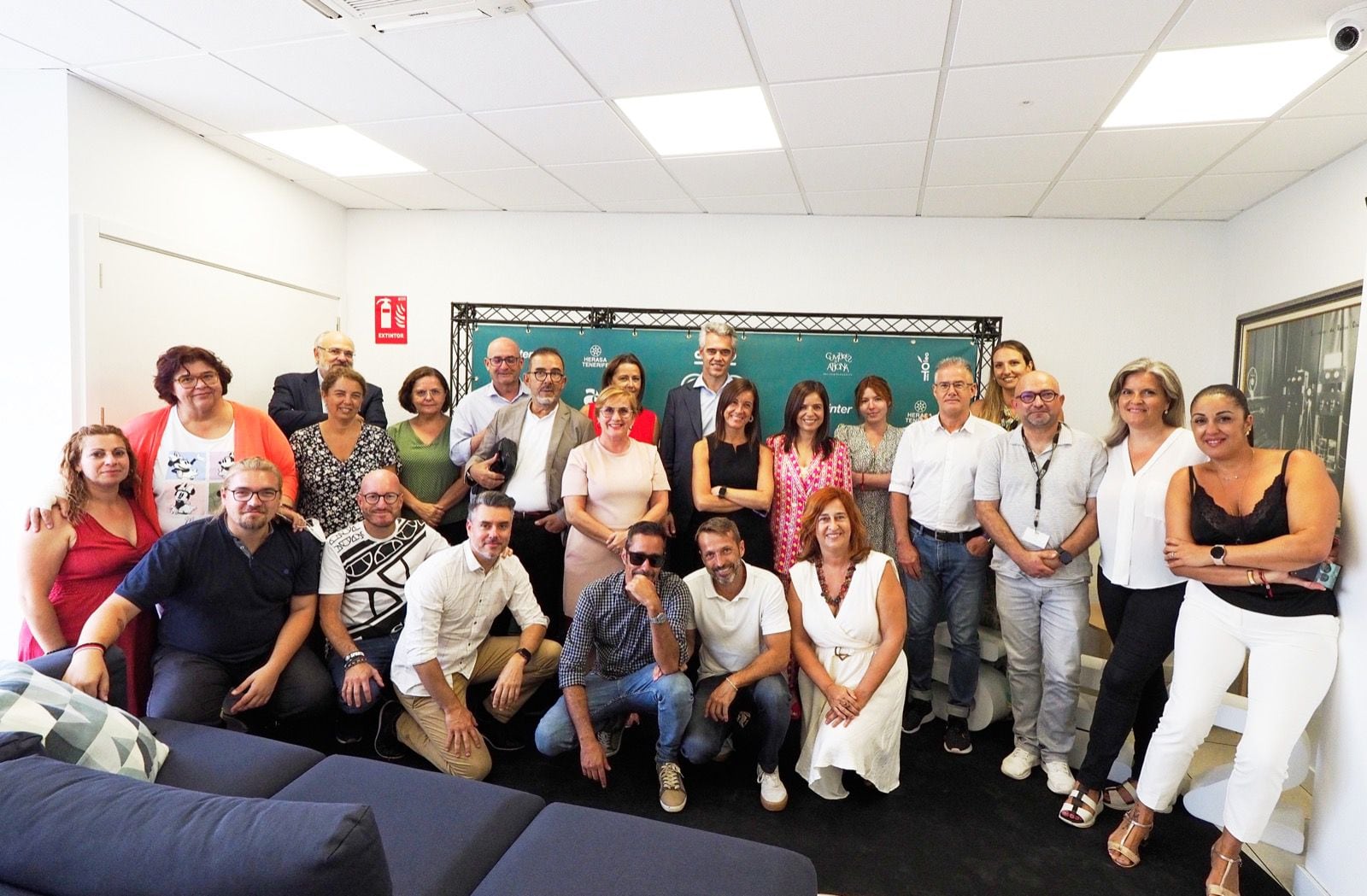 Una parte del personal de Radio Club Tenerife posa junto al director general de La SER, Ignacio Soto y la directora general de La SER en Canarias, Lourdes Santana