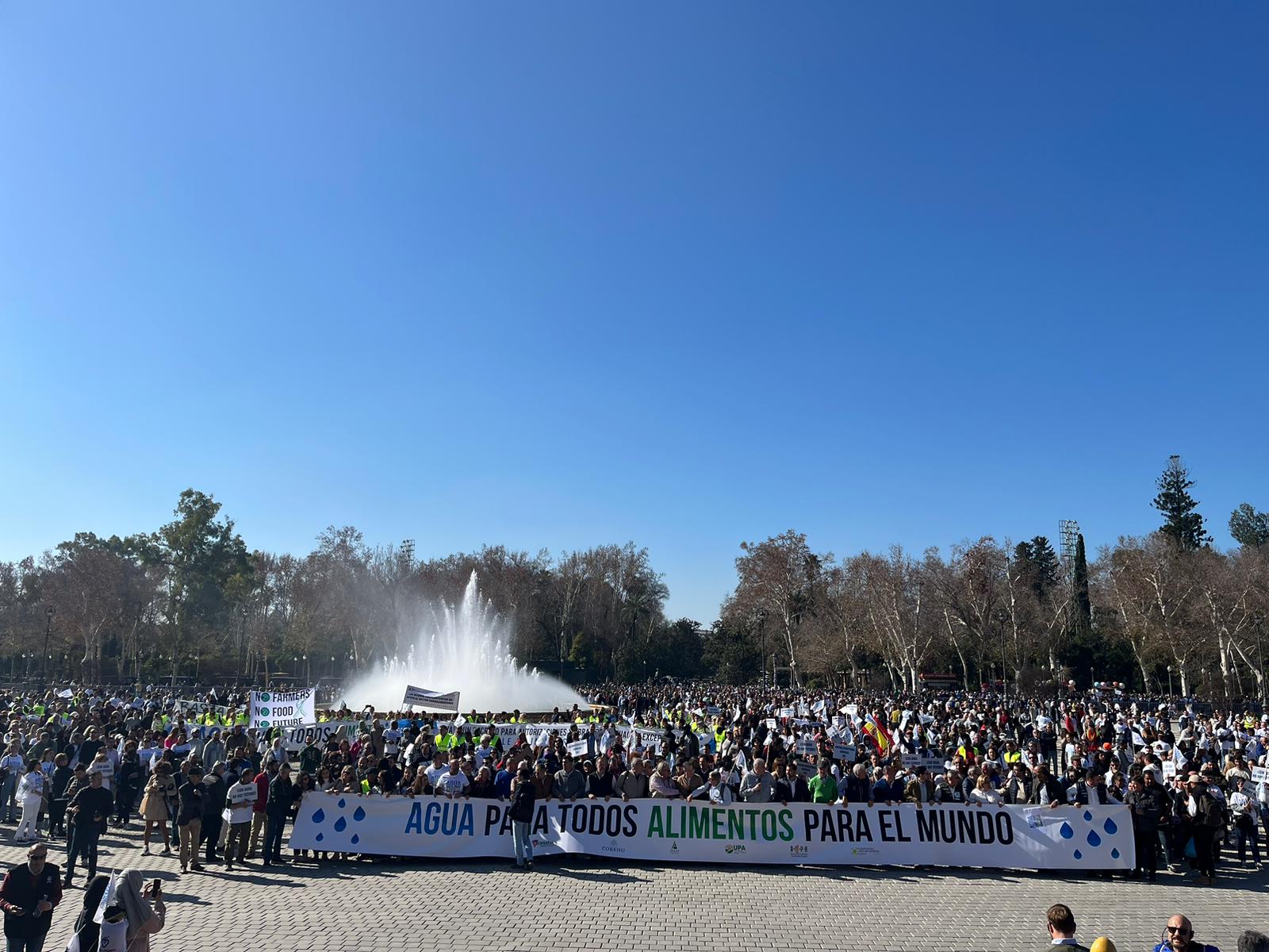 Manifestación de agricultores onubenses en la Plaza de España de Sevilla