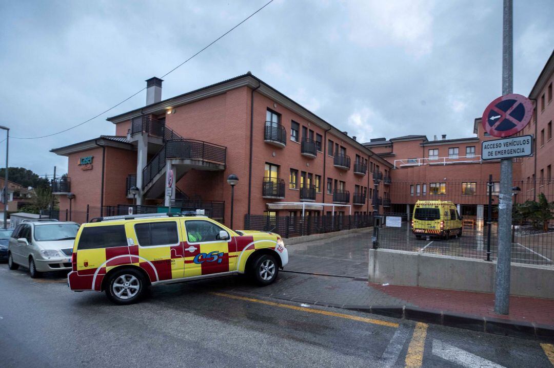 Una ambulancia del servicio murciano de salud entra en la residencia de mayores Caser, de la pedanía murciana de Santo Ángel