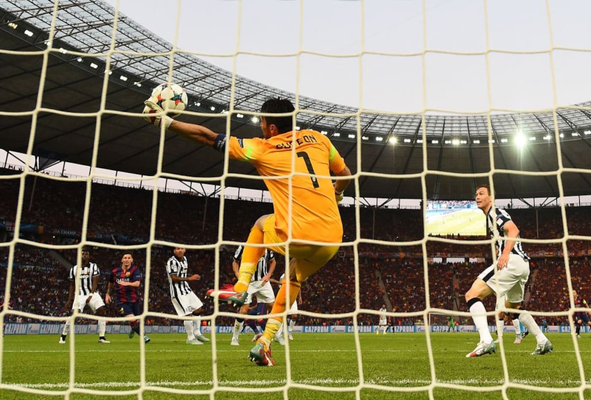 El portero de la Juventus, Gianluigi Buffon, realiza una excelente a Dani Alves