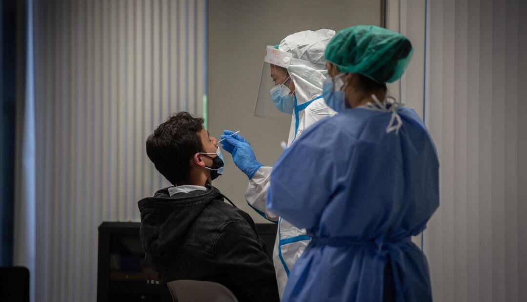 Un hombre recibe una prueba PCR en una imagen de archivo.