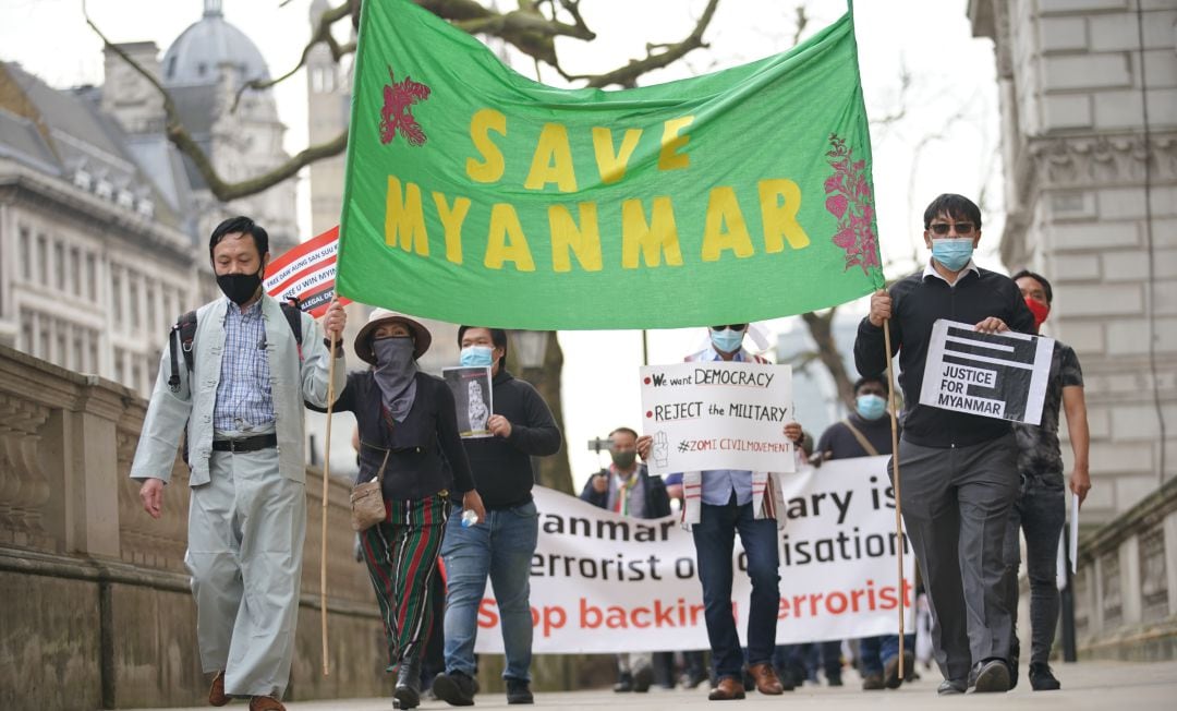 Civiles de Myanmar protestan pacíficamente contra el golpe militar.