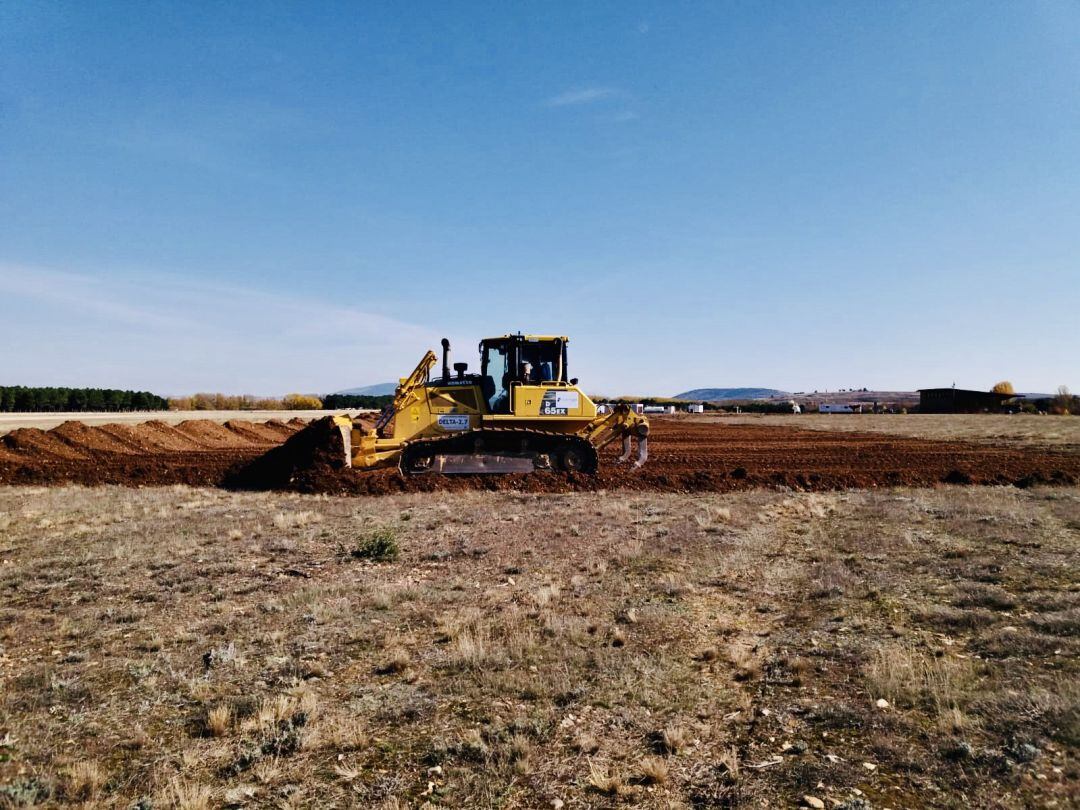 Obras de desbroce en el aeródromo de Garray