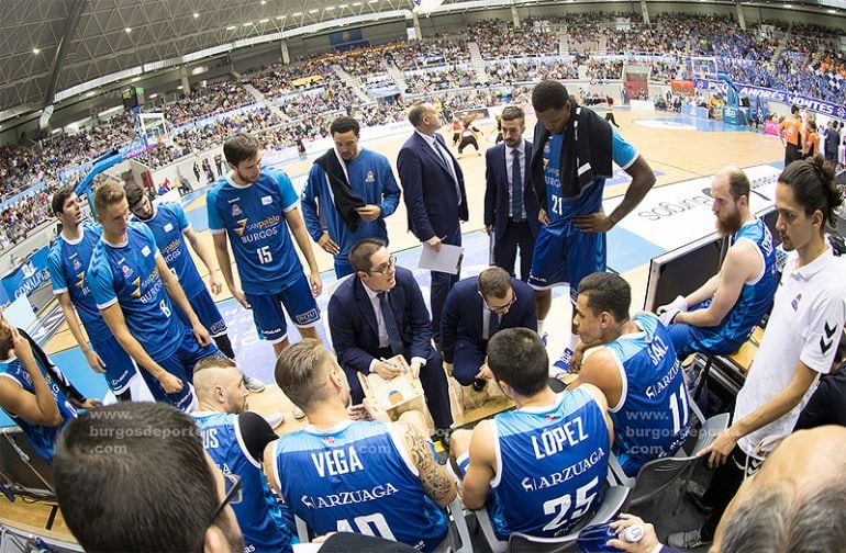 La plantilla del San Pablo Burgos durante un partido en ACB.