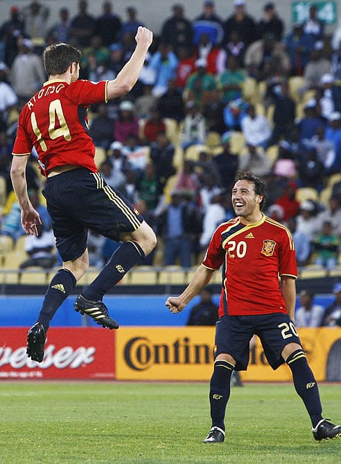 Xabi Alonso y Cazorla celebran el gol del vasco en la prórroga