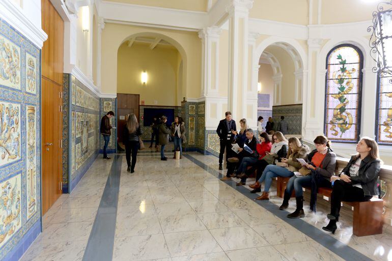 Varios aspirantes esperan el momento de realizar el exámen en los pasillos de la Universidad de valladolid