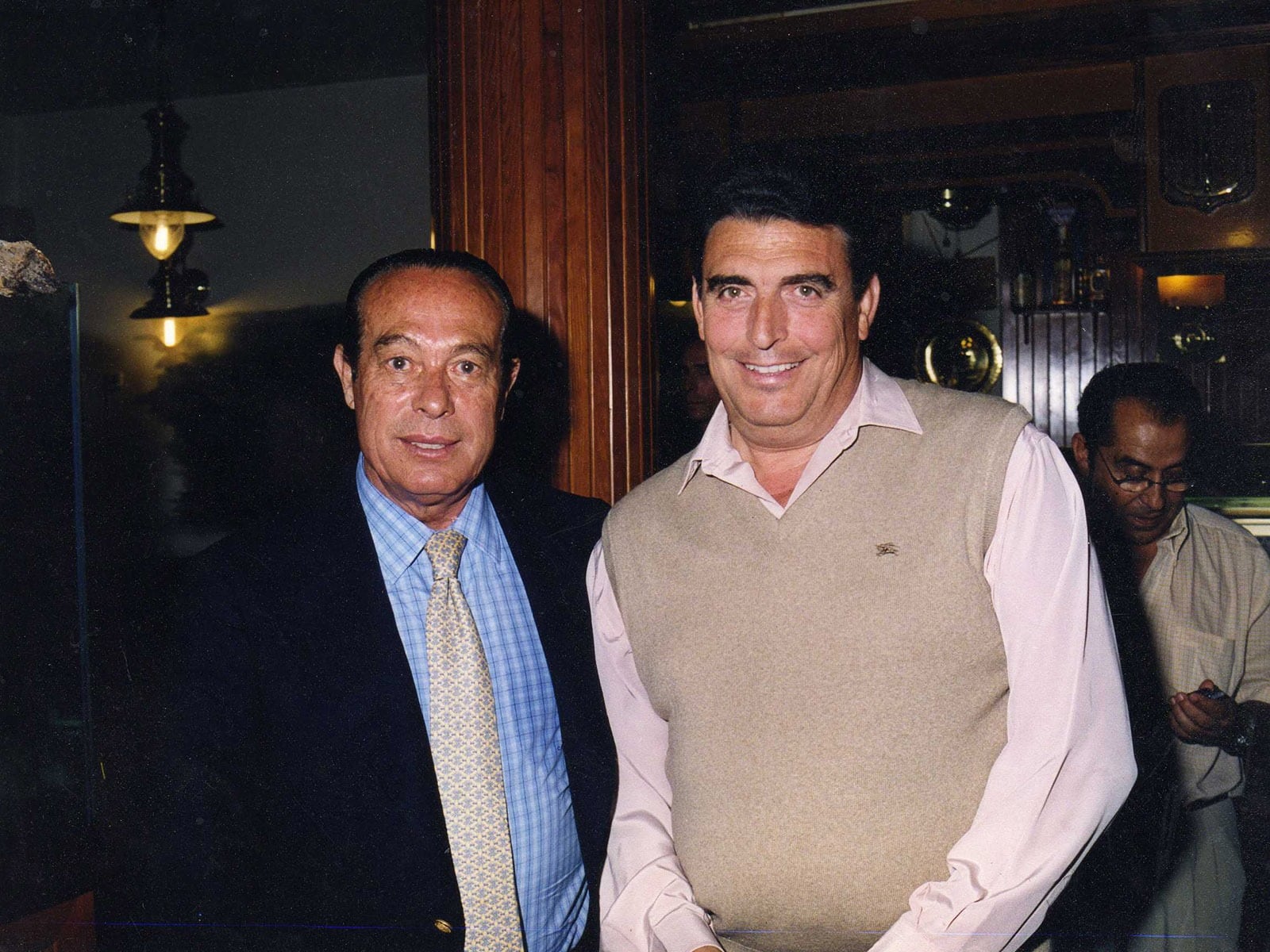 Manuel Moreno con el matador de toros, Curro Romero en su restaurante.