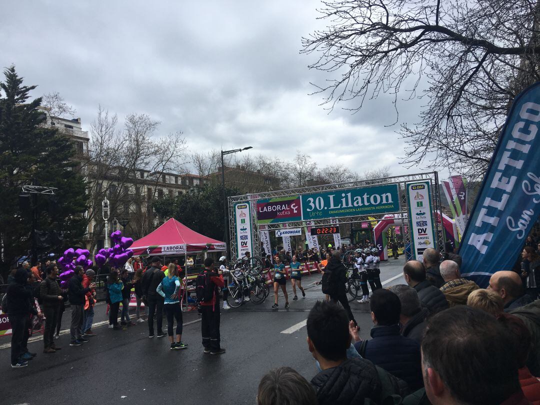 Cerca de 6.000 corredoras han participado en la 30 edición de la Lilatón de Donostia, la carrera popular femenina en favor de la igualdad. 