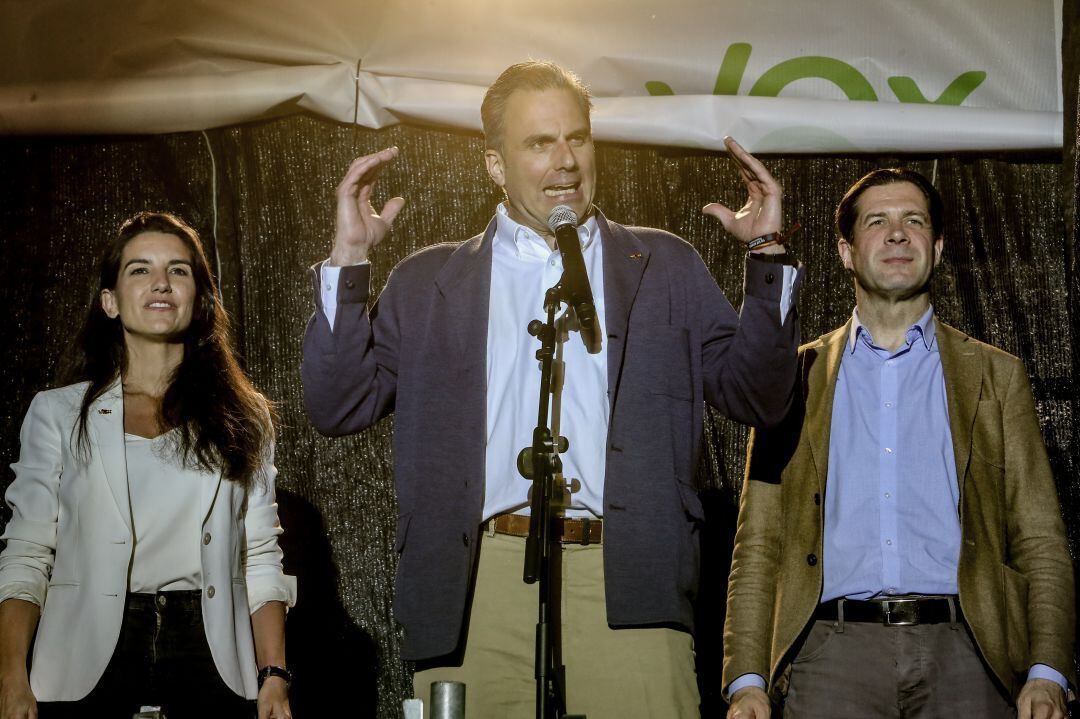 Javier Ortega Smith durante un acto de Vox con Rocío Monasterio y Pedro Fernández