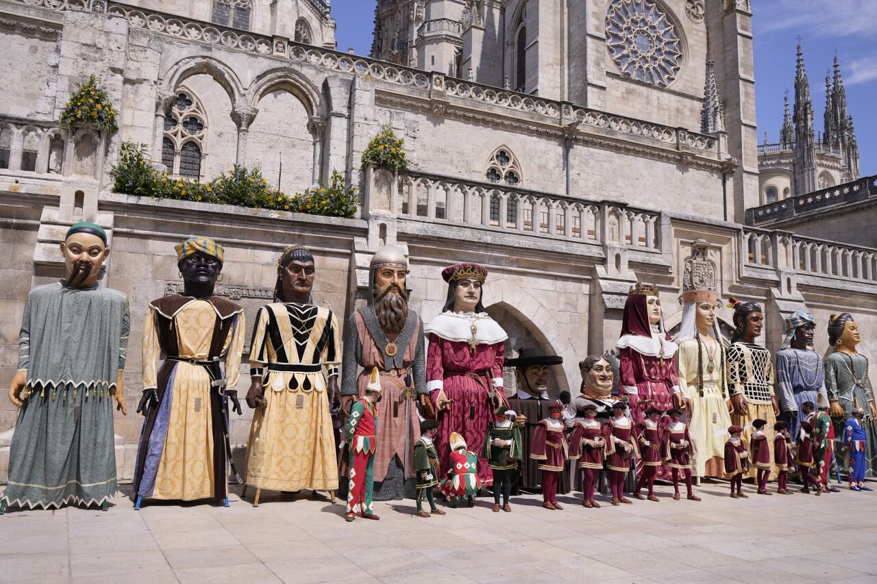 Gigantillos y Gigantones de Burgos enfrente de la catedral de Burgos