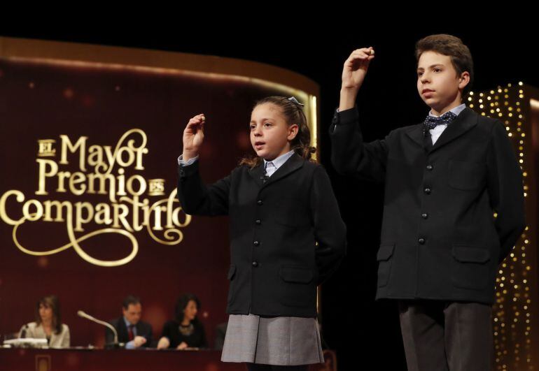 Los niños de San Ildefonso Josué y Nazaret muestran el quinto de los quintos premios, dotado con 60.000 euros la serie y con 6.000 euros cada décimo, que ha recaido en el número 91.917 en el Sorteo Extraordinario de la Lotería de Navidad que se celebra es