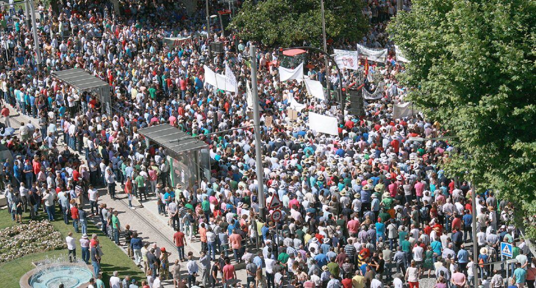 Miles y miles de agricultores colapsaron ayer la zona de la Plaza de las Batallas en busca de soluciones para los bajos precios del aceite