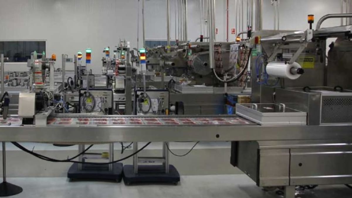 Un trabajador de una empresa de jamones de Puertollano se secciona la mano en accidente laboral