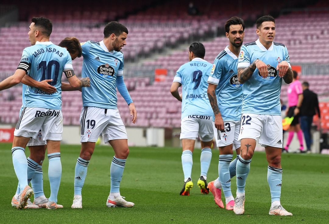 Brais y Iago Aspas celebran el gol marcado por Santi Mina