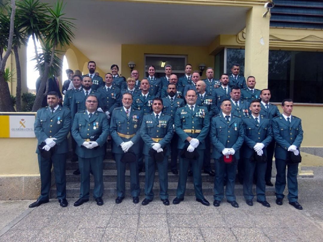 Foto de familia de los agentes del cuartel de la Guardia Civil de Xàbia.