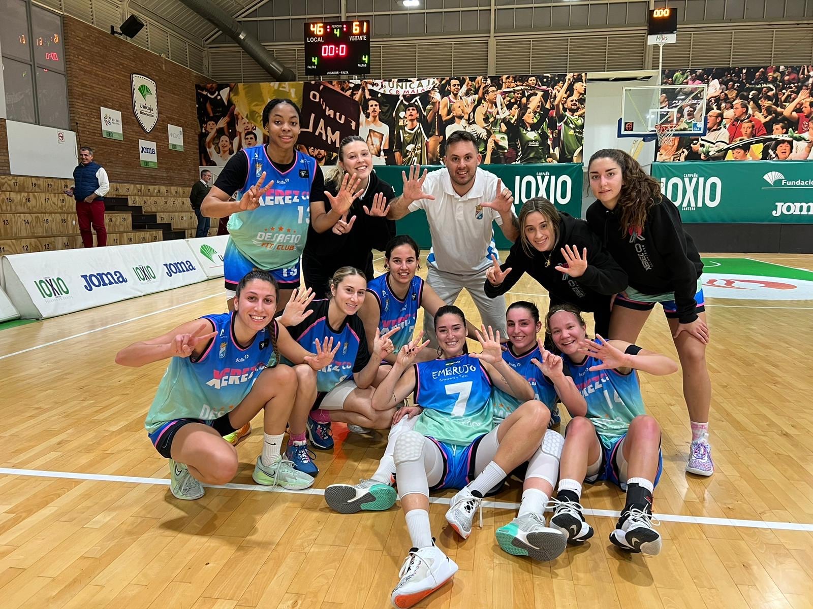 Las jugadores celebran la victoria tras el partido en la cancha