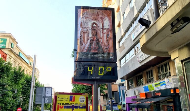 Un antiguo termómetro de Jaén marcando 40 grados.