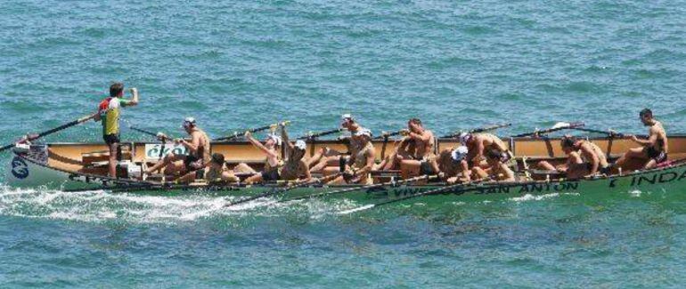 Los remeros de Getaria, exhaustos tras el esfuerzo de una regata.