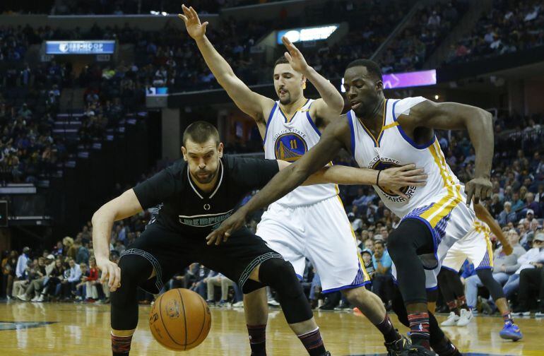 Marc Gasol pugna por el balón con los dos hombres más destacados de la noche