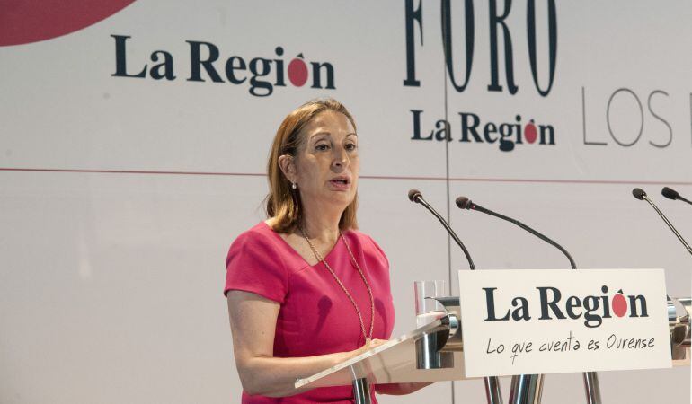 La ministra de Foment en funcions, Ana Pastor, durant la seva intervenció a un foro sobre l'alta velocitat a Galacia.
