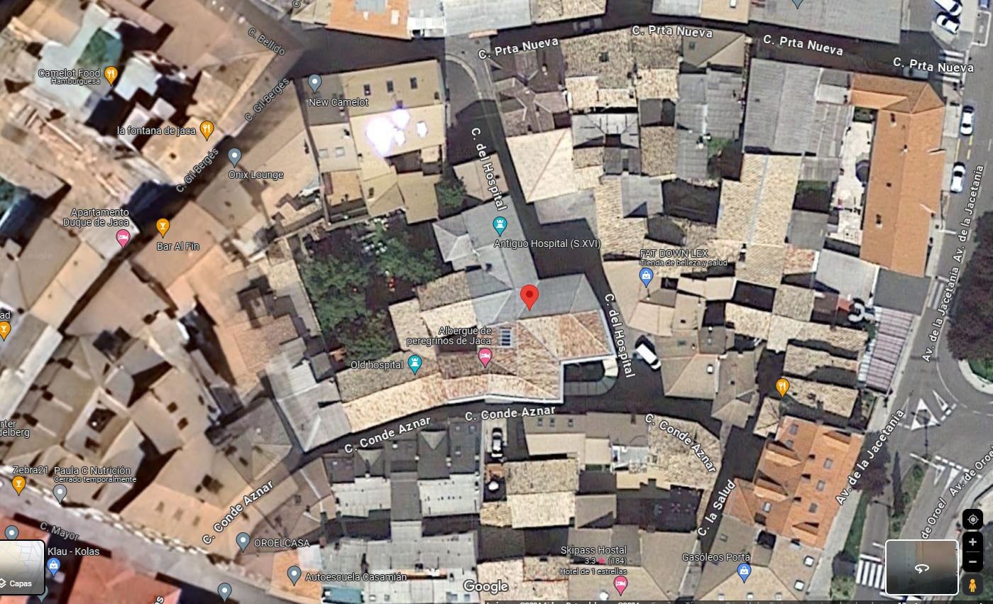 En la imagen aérea se observa la conexión interna entre ambos edificios, el antiguo Hospital y el anexo que se destinaba a habitaciones en la calle Conde Aznar