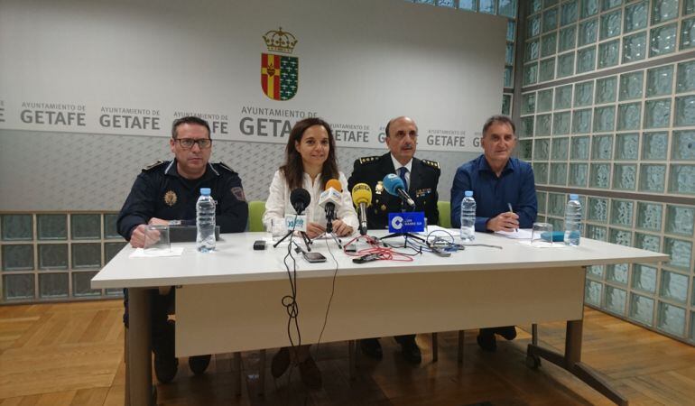 La alcaldesa de Getafe junto al comisario, en la comparecencia en la que se ha anunciado la detención
