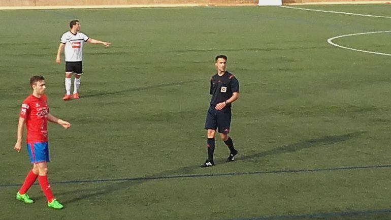 El árbitro agredido, durante el partido en Tarazona