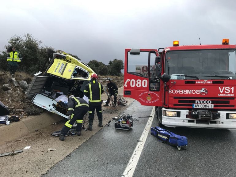 Lso bomberos han tenido que intervenir para sacar al conductor del vehículo