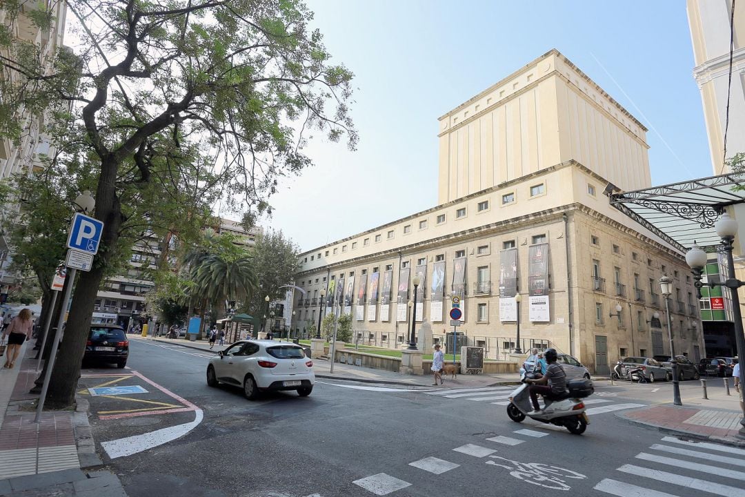 Imagen de archivo de la Avenida de la Constitución abierta actualmente al tráfico rodado