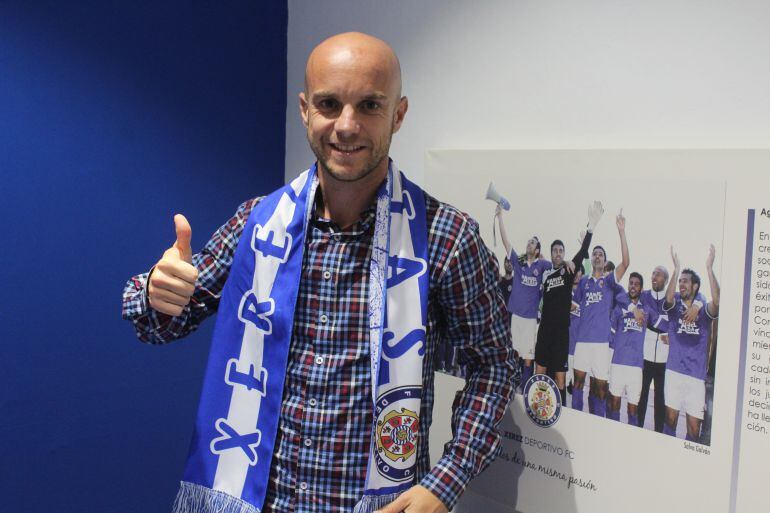 Javi Casares posando con la bufanda del Xerez DFC