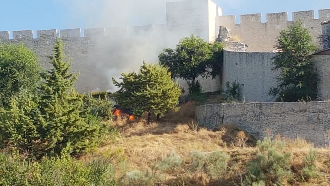 Sofocado un pequeño incendio junto a la muralla de Cuéllar