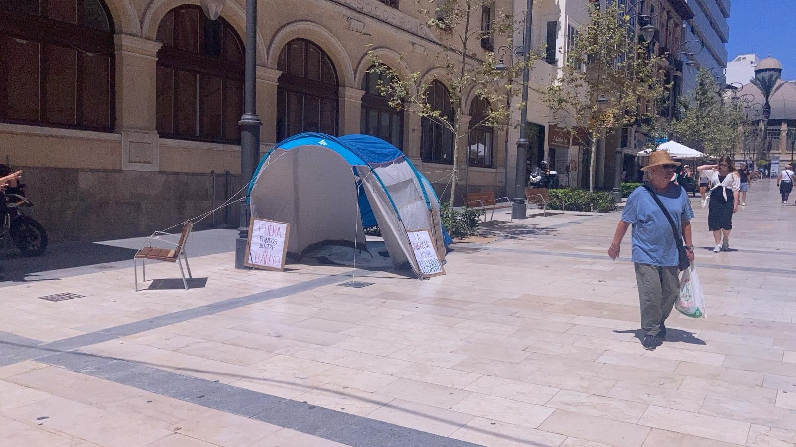 El Sindicat de Barri Carolines ha acabado en la Concejalía de Bienestar Social para exigir presión ante la delicada situación del desahucio