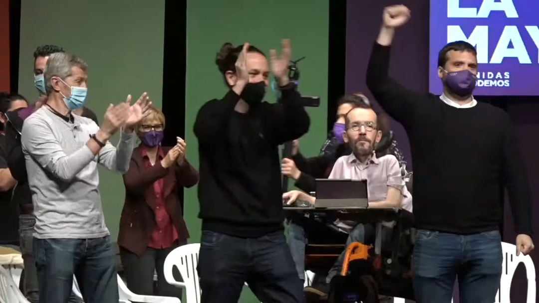 Pablo Iglesias (c) aplaude antes del inicio del acto en el Teatro José Monleón de Leganés.