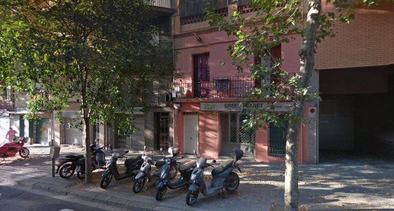 Edificio en la calle Escocia de Barcelona el que se encuentran los &quot;mini-pisos&quot; de 15 metros cuadrados denunciados