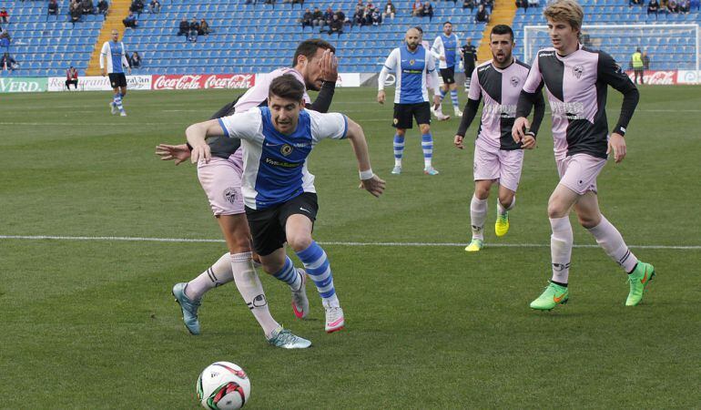 Javi Flores en un lance del partido