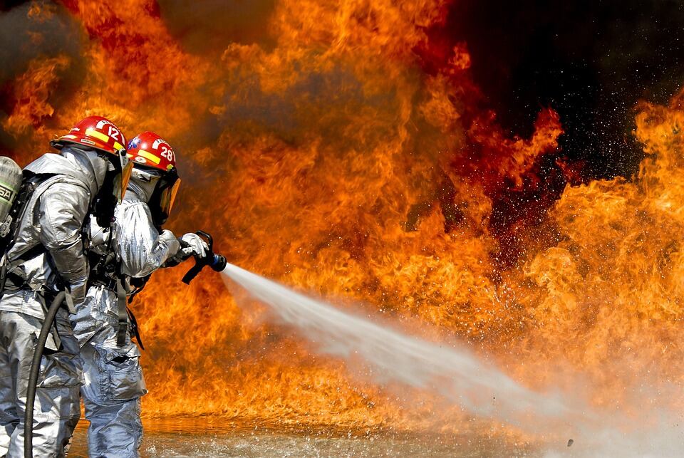 El Gobierno madrileño ha preparado un dispositivo especial de emergencias: habrá 21 parques de bomberos, 17 puestos de control de incendios, una flota de 10 helicópteros y la plantilla del Grupo Especial de Drones de los Bomberos que ya suma hasta los 12 integrantes.